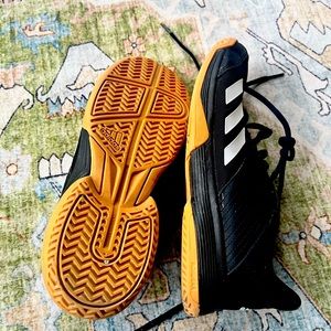 Adidas indoor field hockey/Volleyball shoes size 7.5 in great condition